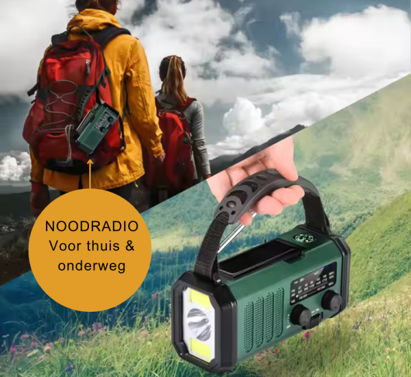 Noodradio in gebruik – Outdoor Survival Scenario Noodradio gebruikt in een buitenomgeving, ideaal voor survival en kamperen.